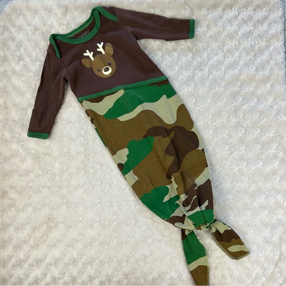 Izzy & Owie Camouflage Sleep Gown Knotted Bottom Camo Buck Deer Size 0-9 Months - Picture 2 of 4